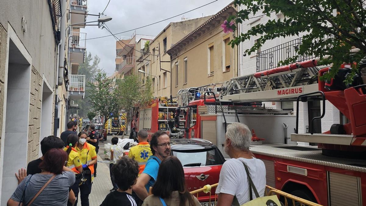 Desallotjades dues famílies d’un edifici de Cornellà després d’enfonsar-se la teulada per un foc