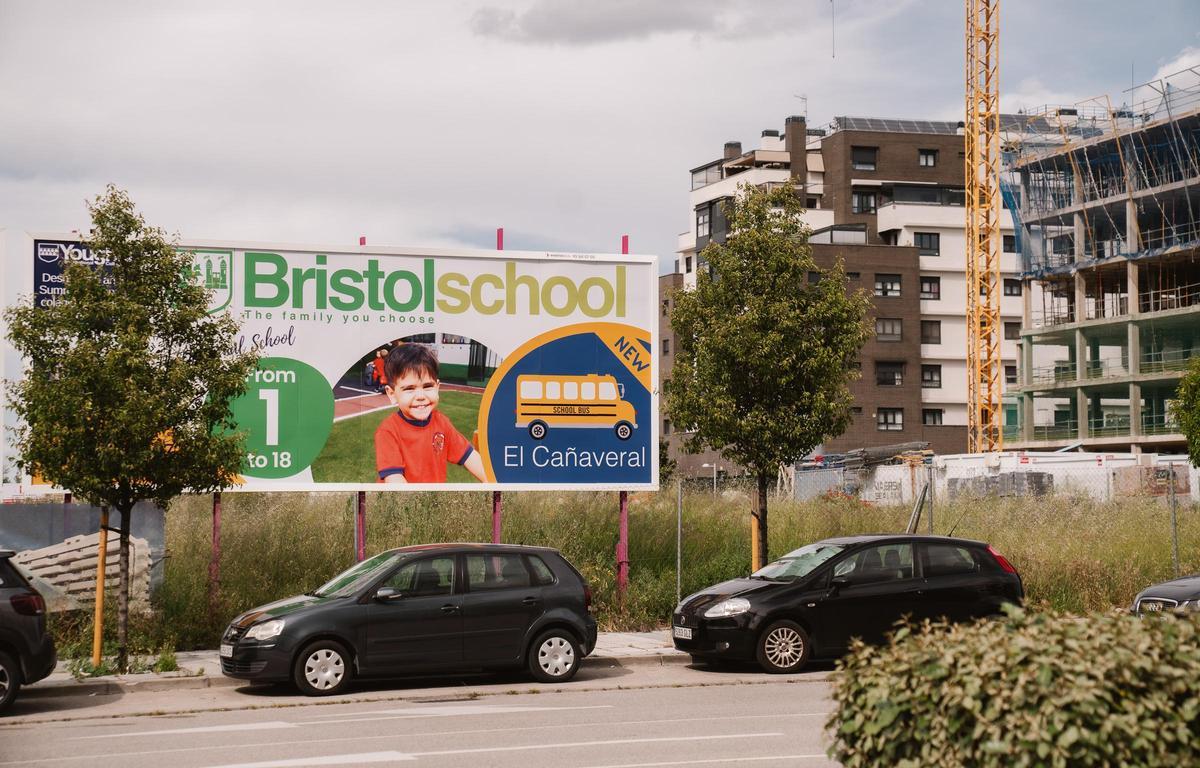 Cartel informativo sobre el colegio concertado Bristol School.