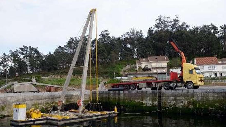 El barco perforador continuaba ayer amarrado en O Xufre.  // N. P.