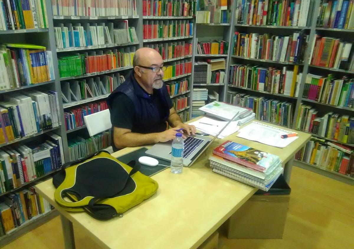 Nicolás Pablo Rodríguez trabajando en la escritura de su siguiente obra. | N. P. R.