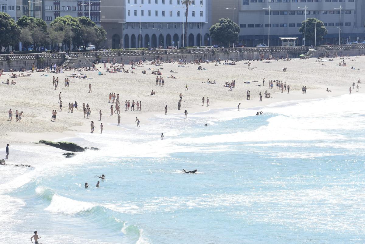 Playas llenas en A Coruña este lunes, 6 de abril, con termómetros que alcanzan los 29 grados.