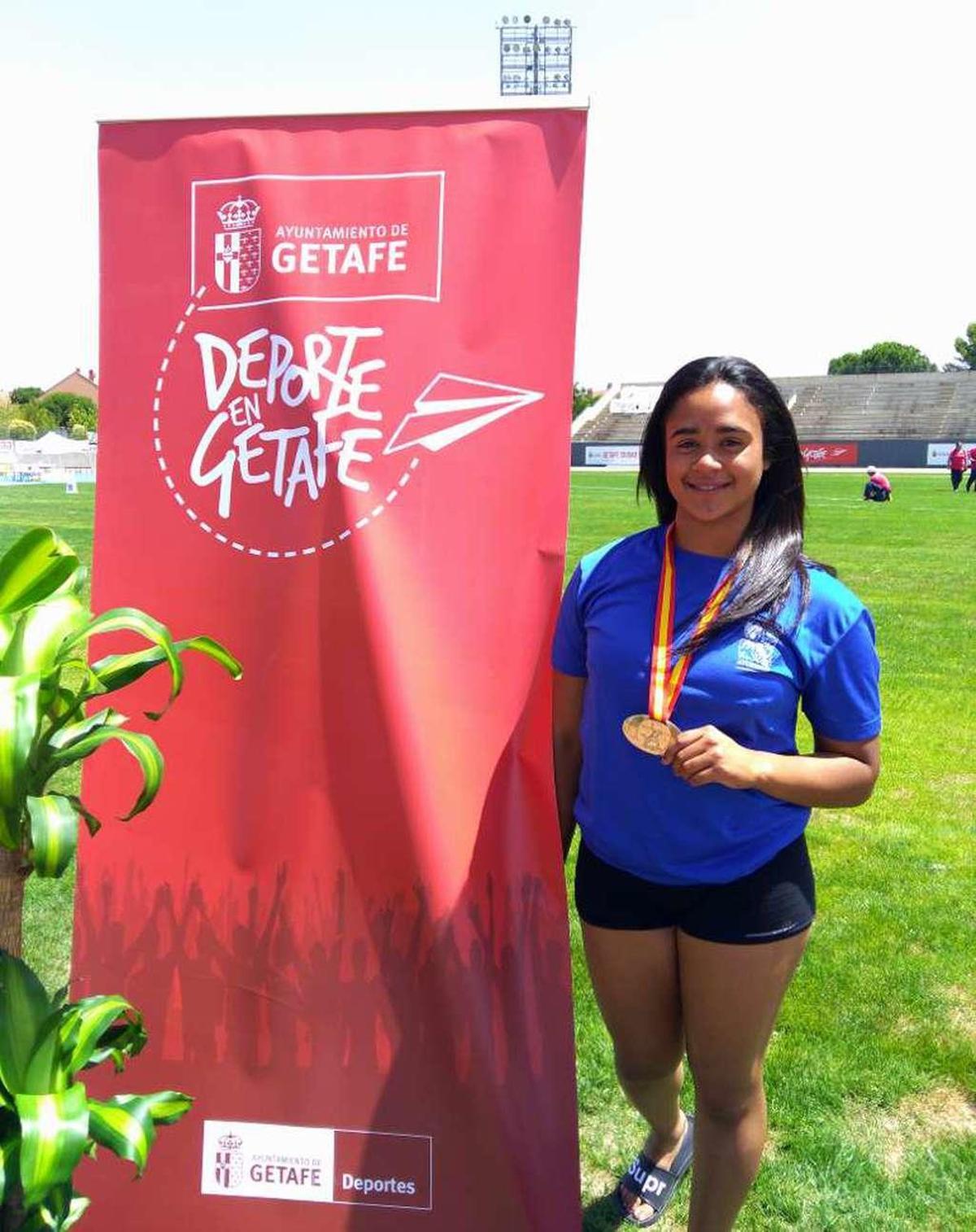 Ivanna Román posa con su medalla de oro.