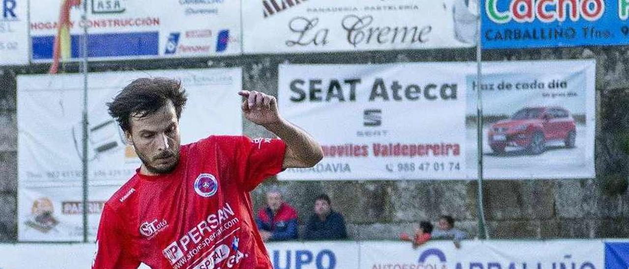 El lateral izquierdo de la UD Ourense Alfredo intenta eludir a un jugador del Arenteiro. // Carlos Peteiro