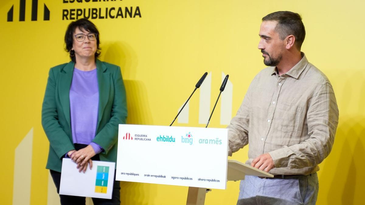 Mateu Mates, representante de Ara Més, en la firma de la coalición Ara Repúbliques para las europeas con ERC, EH Bildu y BNG