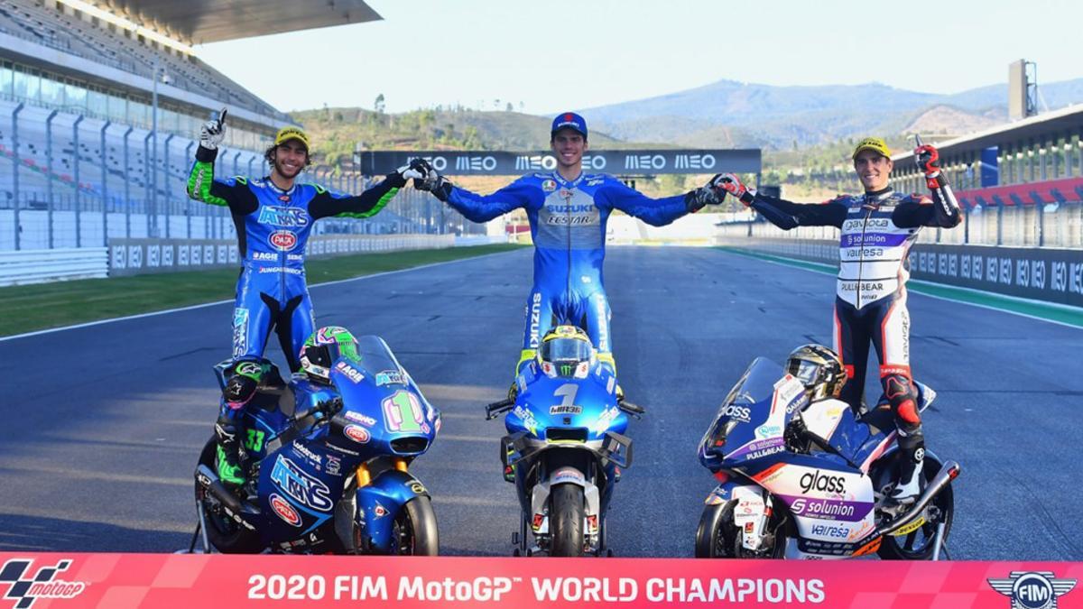 Los tres campeones del mundo de MotoGP posan en Portimao