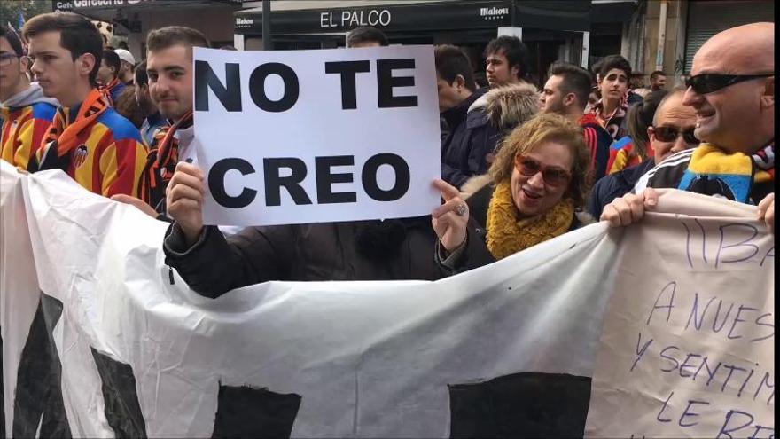 Más de 3.000 aficionados del Valencia protestan contra Meriton y Peter Lim