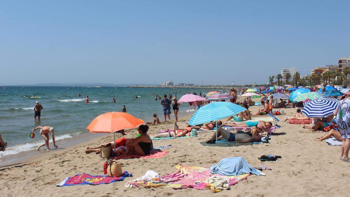 Els banyistes omplen una platja de Roses en una imatge d'arxiu.