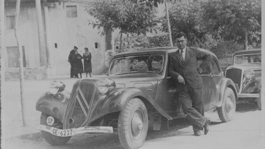 taxis a la ciutat. La presència dels vehicles amb xofer de pagament a Girona ja és centenària i ha viscut i patit mil i una peripècies. |