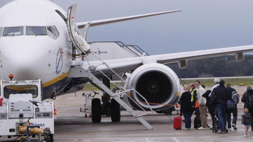 Durant la temporada d&#039;hivern, Ryanair és l&#039;operador únic de les instal·lacions de l&#039;aeroport gironí.