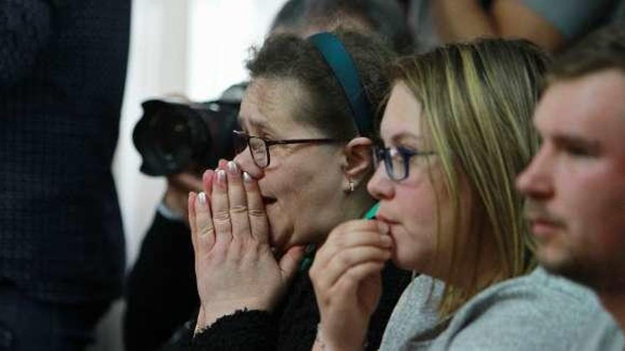 La madre de Alexandru, Constanta Paula, escuchando el veredicto junto a su otro hijo y a su nuera. // Iñaki Osorio