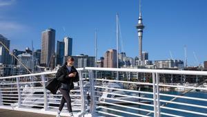 Una persona pasea por un puente en Auckland (Nueva Zelanda). 
