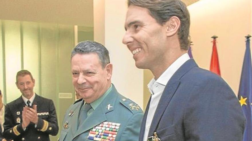 Nadal, condecorado por la Guardia Civil