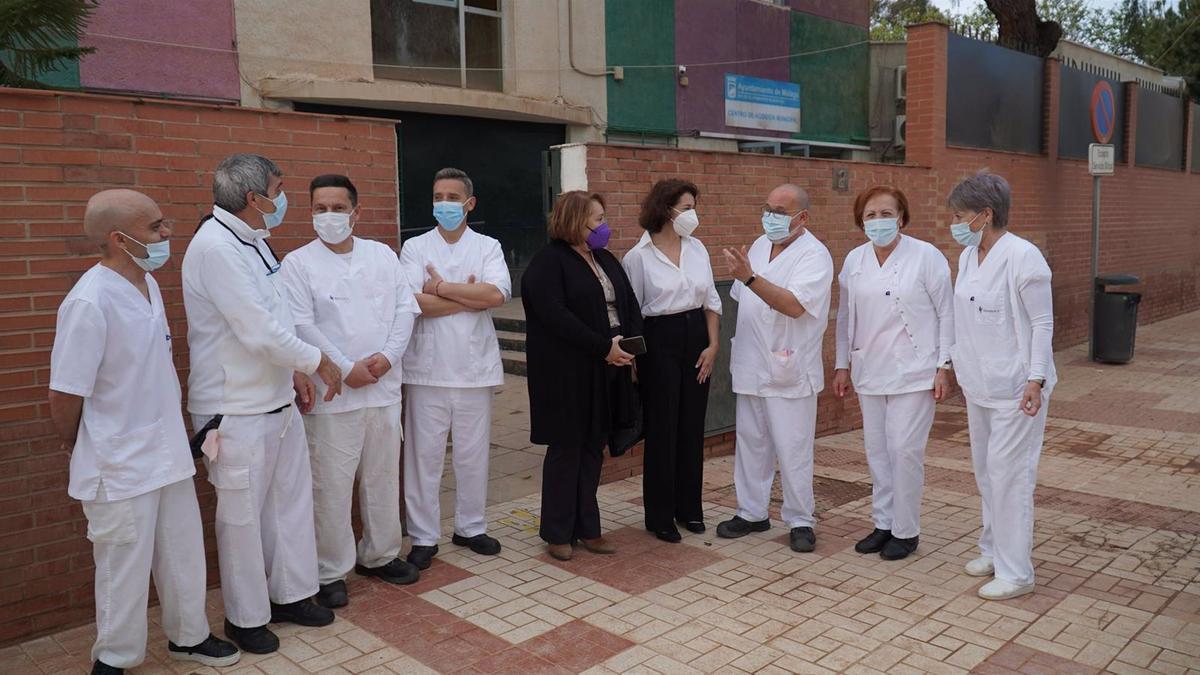 Las socialistas Rosa del Mar Rodriguez y Carmen Martin con trabajadores del albergue municipal.