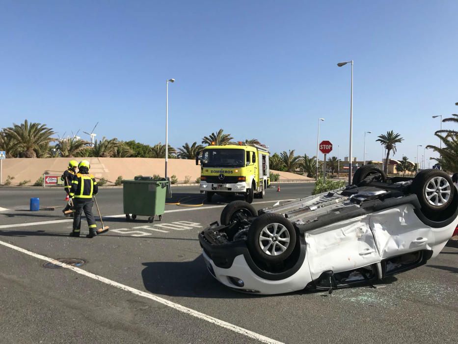 Un coche vuelca tras dar vueltas de campana en Arinaga