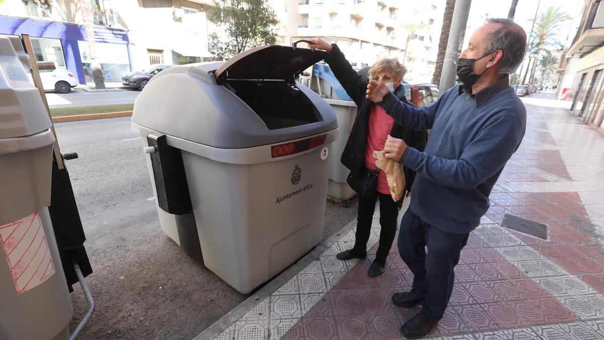 Contenedores marrones en el barrio de El Pla de Elche, el primer que tuvo acceso a ellos