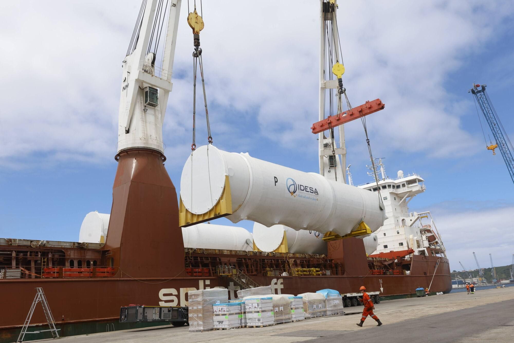 En imágenes: Así fue la carga en el Puerto de Avilés de nueve colosales depósitos de CO2 fabricados por Idesa