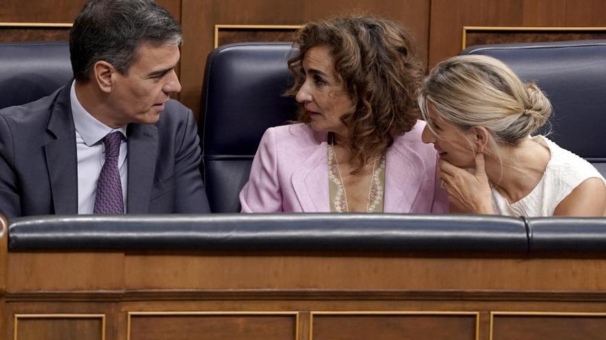 El presidente del Gobierno, Pedro Sánchez, la vicepresidenta primera, María Jesús Montero, y la vicepresidenta segunda, Yolanda Díaz, durante el último pleno del Congreso.