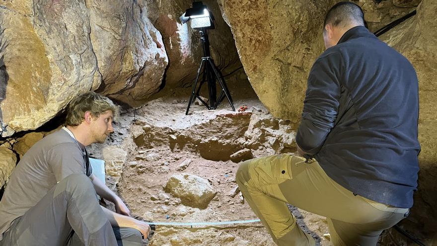 Nueva excavación en les Coves de Sant Josep de la Vall: A la búsqueda de restos de ocupaciones de hace 20.000 años