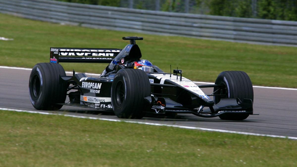 Fernando Alonso de Renault en el coche de carreras de Fórmula 1 en