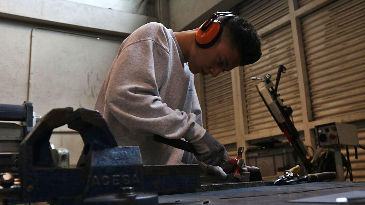 Un estudiant fent una pràctica d’una formació laboral