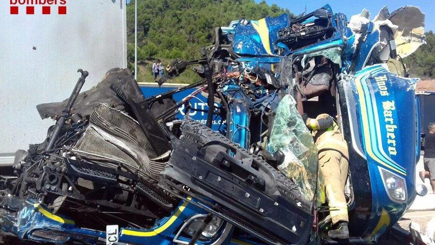 Imatge d&#039;un dels camions accidentats, després de la intervenció dels Bombers