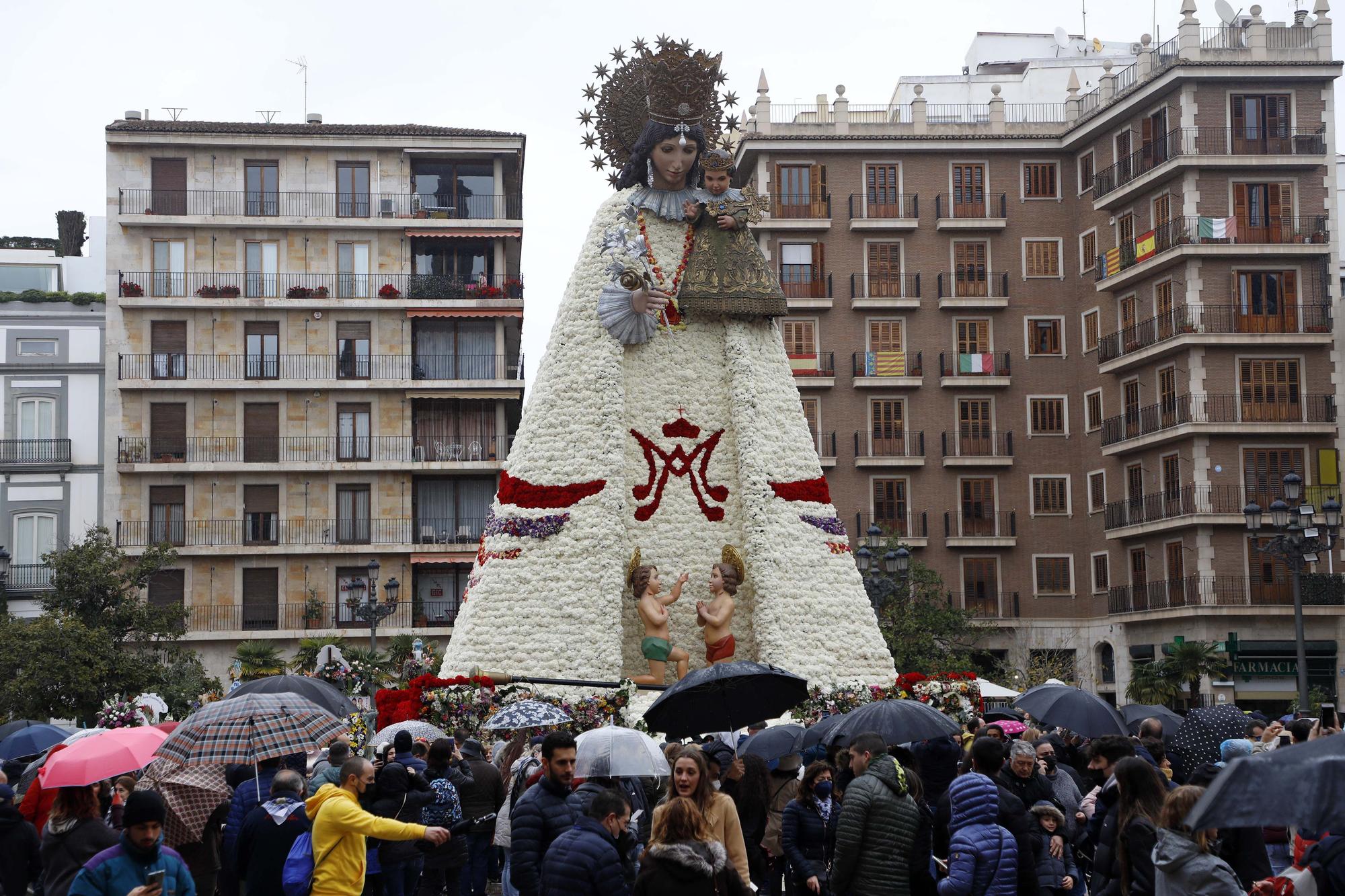 Cientos de personas se acercan a visitar el manto de la Virgen