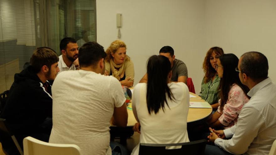 Carmen Morales (iz) escucha a algunos de estos jóvenes extutelados.