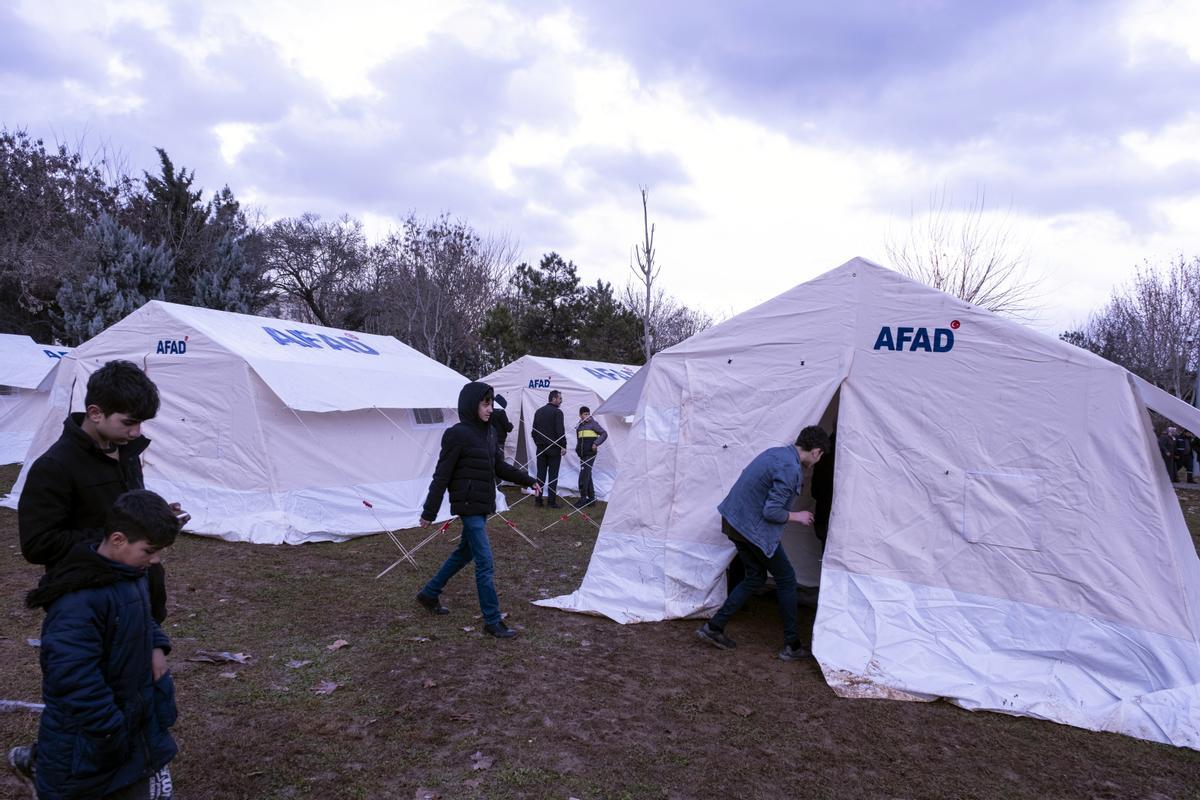 Diyarbakir (Turkey), 06/02/2023.- People stand near makeshift tents after an earthquake in Diyarbakir, southeast of Turkey, 06 February 2023. According to the US Geological Service, an earthquake with a preliminary magnitude of 7.8 struck southern Turkey close to the Syrian border. The earthquake caused buildings to collapse and sent shockwaves over northwest Syria, Cyprus, and Lebanon. Hundreds of people have died and more than seven thousand have been injured in Turkey, according to AFAD, Turkish Disaster and Emergency Management Presidency. (Terremoto/sismo, Chipre, Líbano, Siria, Turquía, Estados Unidos) EFE/EPA/REFIK TEKIN