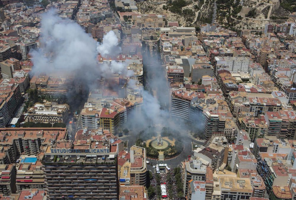 INFORMACIÓN fotografía la mascletà de Fuegos Artificiales del Mediterráneo desde el helicóptero de vigilancia de la Policía Nacional