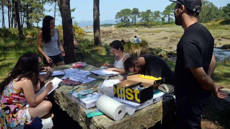 Una actividad cultural desarrollada en el parque natural de Carreirón, en A Illa de Arousa. // Noé Parga