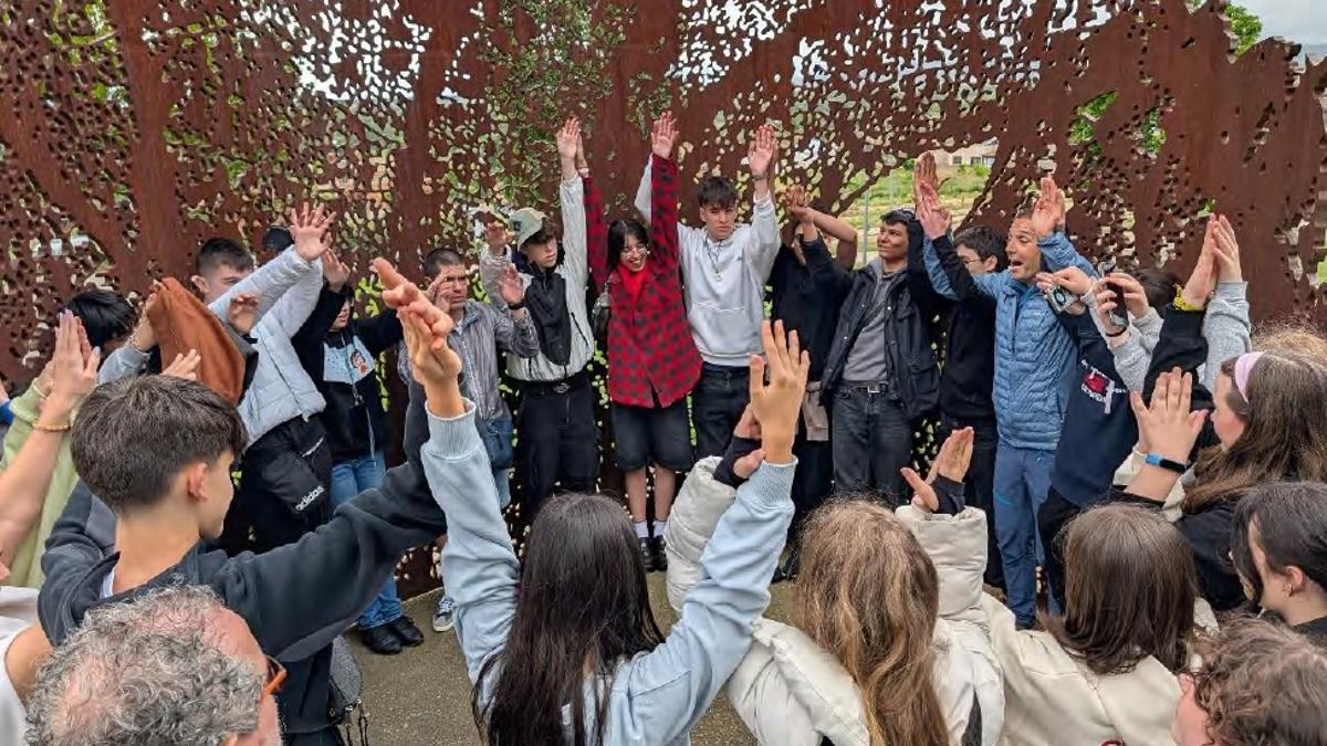 Alumnado del Instituto de Cacheiras, emplazado en Teo, durante una salida