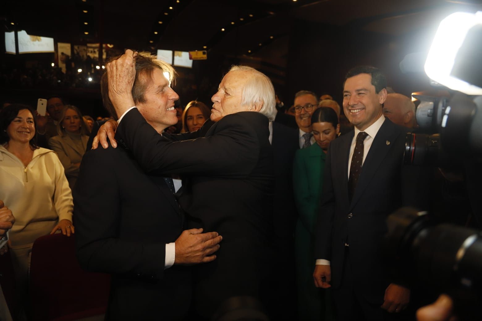 El esperado abrazo del Califa y su hijo