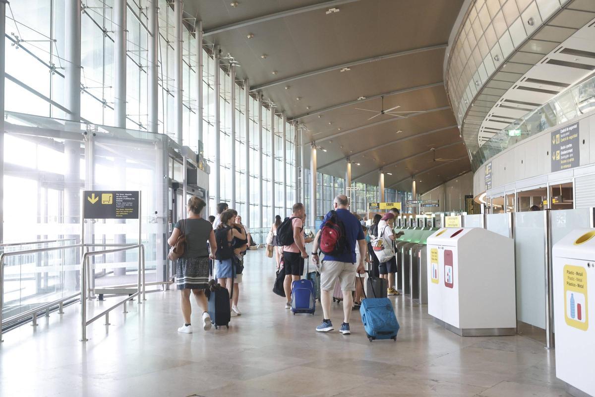 Pasajeros en el aeropuerto de Valencia, en una imagen de archivo.