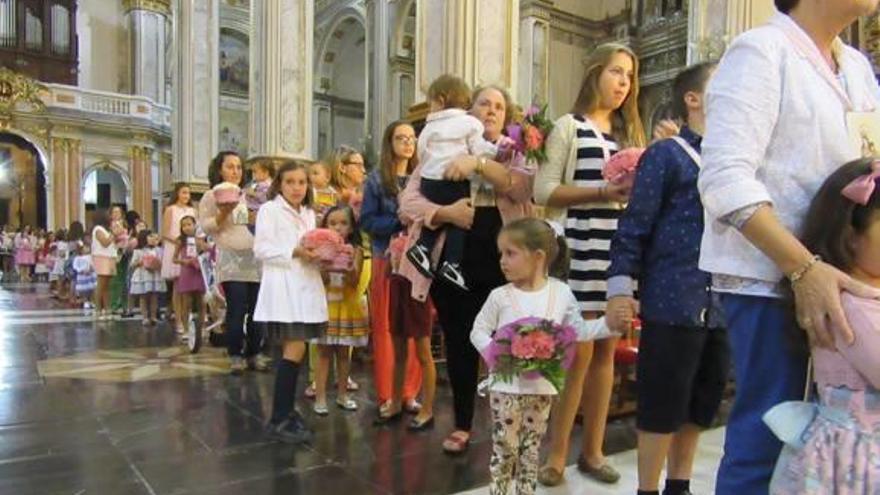 Las rosarieras celebran su día grande con una ofrenda