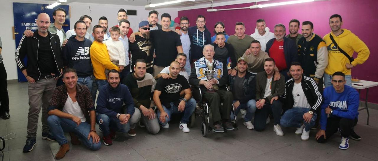 Manuel Palmás, en silla de ruedas, junto al grupo de jugadores que ayer le rindió homenaje en su casa. |  // SANTOS ÁLVAREZ