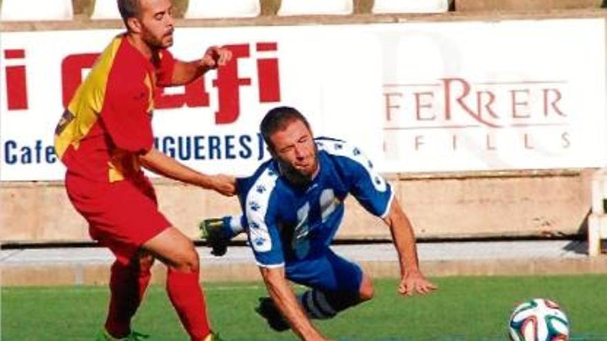 Roger Vidal (a la imatge davant el Manlleu) va ser una peça clau en la victòria del Figueres a Terrassa.