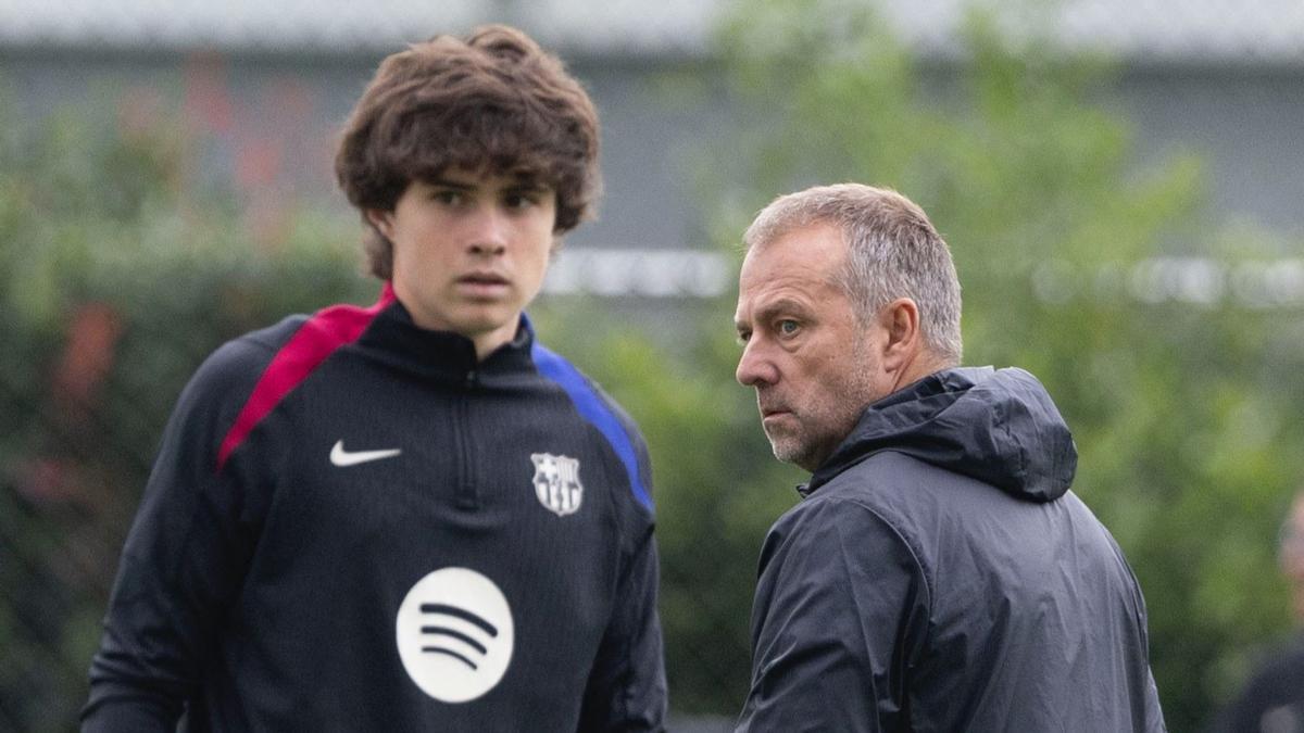 Hansi Flick y Marcos Parriego, el juvenil que ha entrenado con el primer equipo.