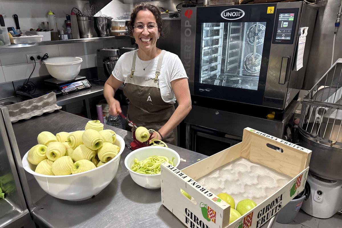 La pastissera Elena Ferrer, elaborant un pastís amb poma.