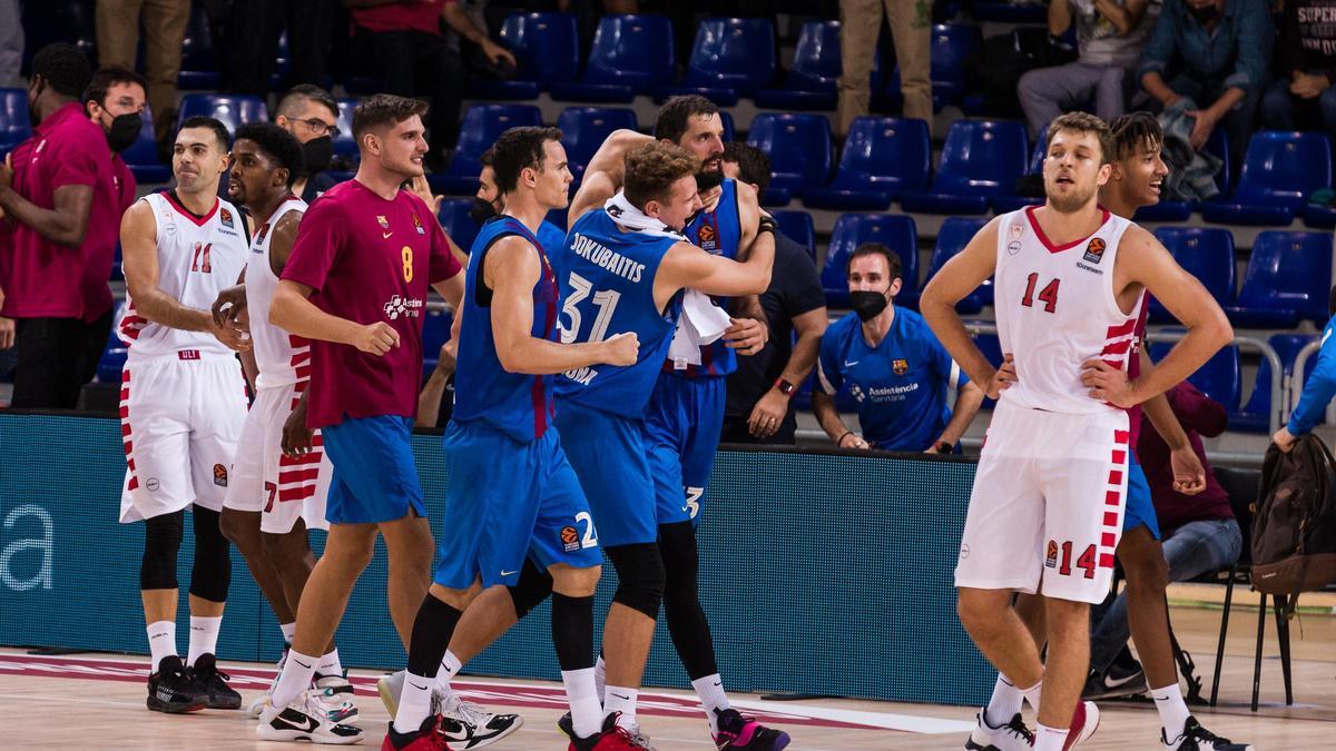 Los jugadores del Barcelona celebran la victoria agónica ante Olympiacos.