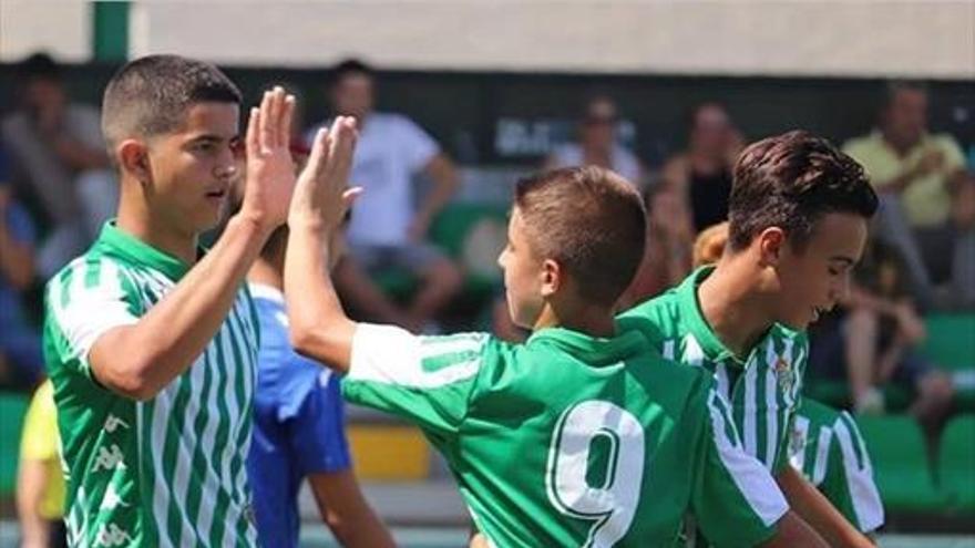 El placentino Rodrigo Marina debuta en el Betis infantil anotando tres goles