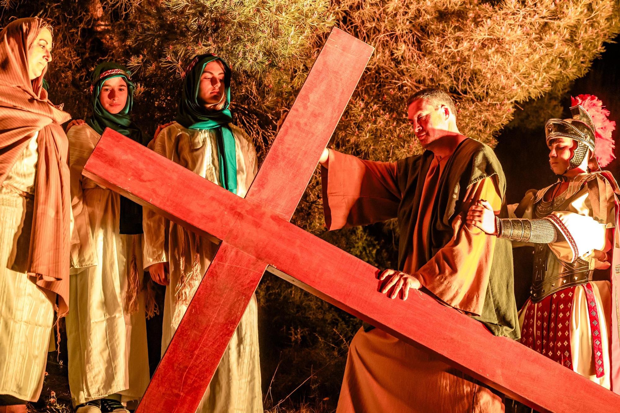 Actores y actrices amateurs escenifican “La Passió” de La Nucia en la noche del Jueves Santo