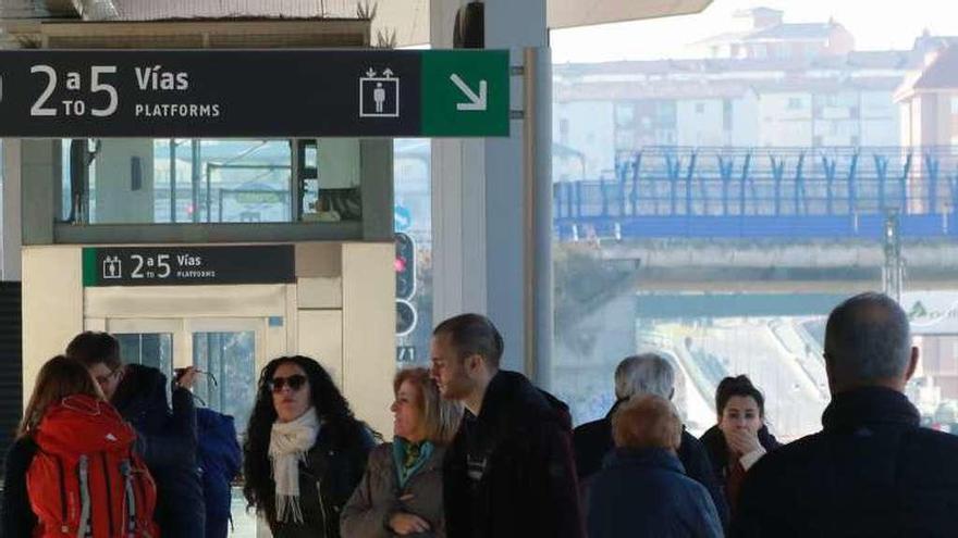 Viajeros en la estación de tren de Zamora.