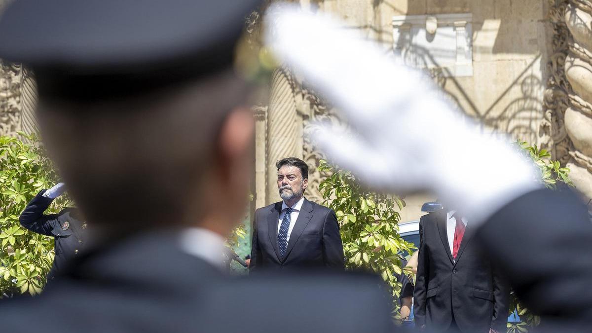 Conesa, en los juzgados, por la jubilación forzosa decretada por el gobierno de Barcala