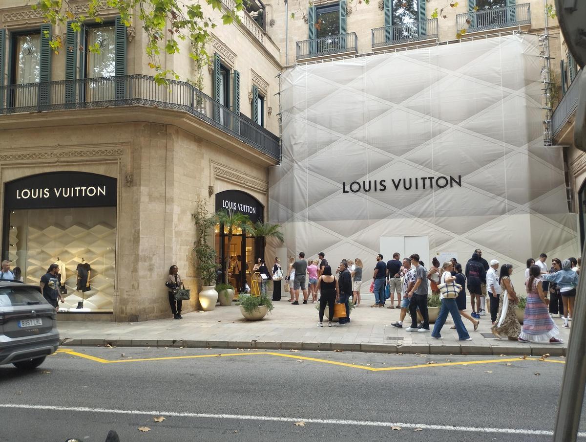 Larga cola al mediodía para entrar en la tienda de Louis Vuitton en Palma
