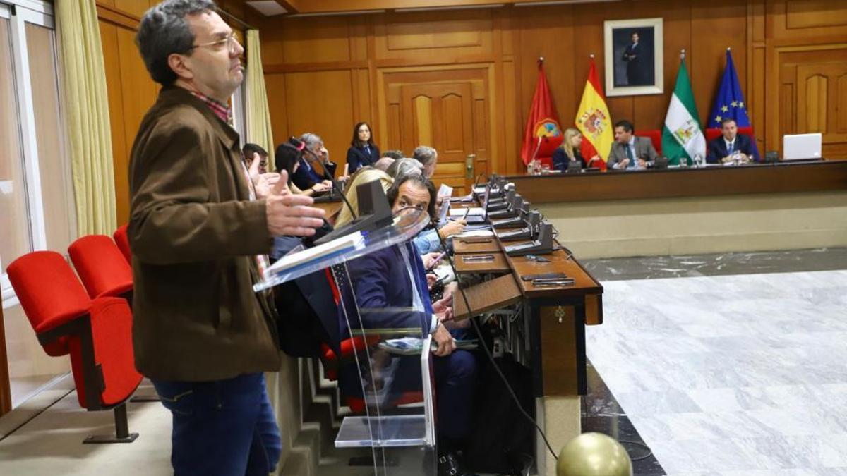 Juan Andrés de Gracia, presidente del CMC, durante una intervención en el salón de plenos.