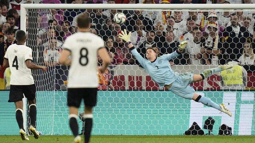 Marc-Andre ter Stegen intenta alcanzar, sin conseguirlo, el disparo de Francisco Conceiçao durante el Alemania-Portugal.