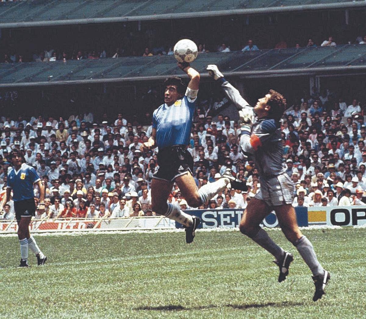 Maradona, burlando a Shilton en el primer gol de Argentina a Inglaterra en 1986, la llamada mano de Dios, según calificación del propio Maradona.
