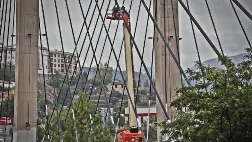 Los técnicos inspeccionando los tirantes del puente Fernando Reig.