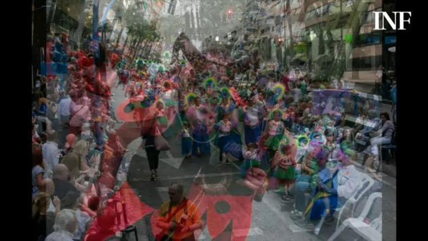 Los foguerers y barraquers alicantinos lucen vistosos y desenfadados disfraces en el Desfile del Ninot 2018