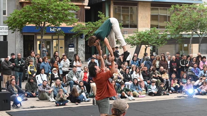 Acrobacias en la plaza Mayor de Vila-real con el FitCarrer